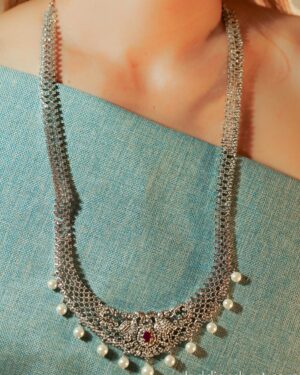 Elegant silver necklace with pearls and gemstone