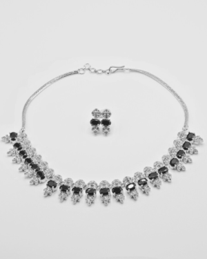 Elegant black and silver necklace and bracelet set