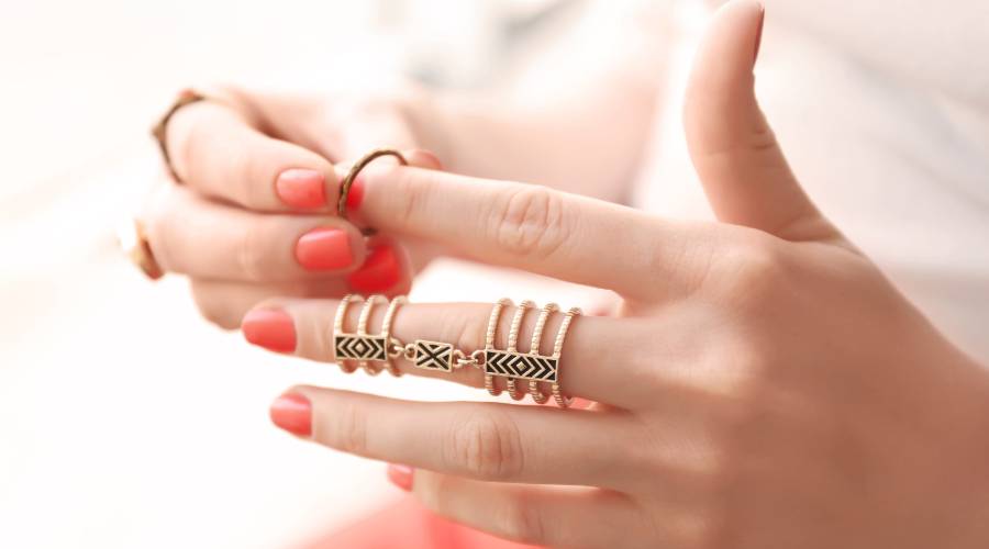 layered-jewellery